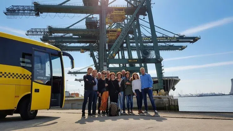 Percorrer o porto em atividade de Antuérpia de carro e minibus